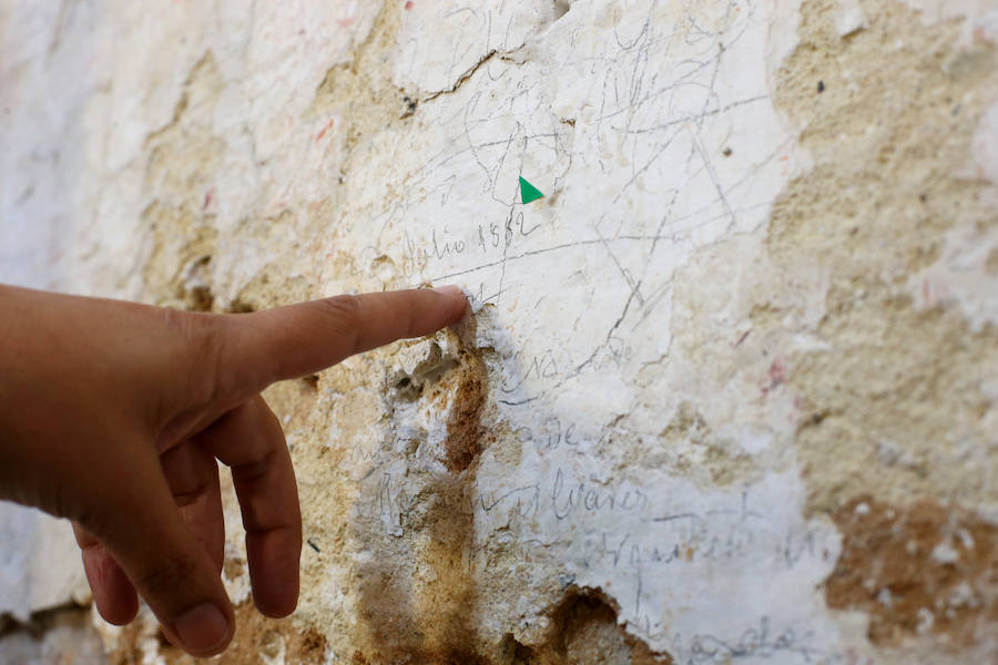 Los trabajos de restauración de las pinturas ya ha dejado ver una cenefa florida de decoración en el ábside y bajo las capas sobre los originales han aparecido grafitis. Durante todos los lunes hasta septiembre se podrá realizar una visita guiada gratuita por los trabajos gracias al programa Abierto por Restauración