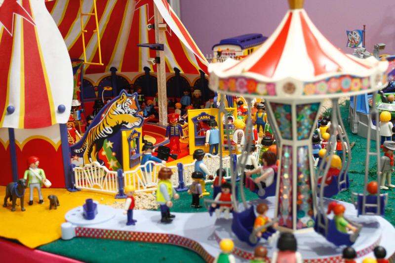 El centro comercial El Atrio, en Avilés, acoge una exposición del colectivo Arturcliks que a través de seis dioramas muestras diferentes escenarios del Principado, desde la Prehistoria a la actualidad.