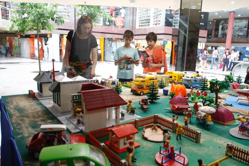 El centro comercial El Atrio, en Avilés, acoge una exposición del colectivo Arturcliks que a través de seis dioramas muestras diferentes escenarios del Principado, desde la Prehistoria a la actualidad.