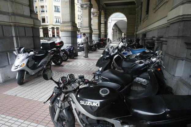 Marqués de San Esteban, cuando se permitía aparcar motos. 