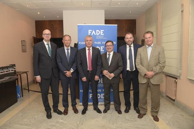 Óscar Lapastora, Javier Sáenz de Jubera, Belarmino Feito, Laureano Lourido, Carlos Paniceres y Félix Baragaño, en la jornada sobre la descarbonización. 