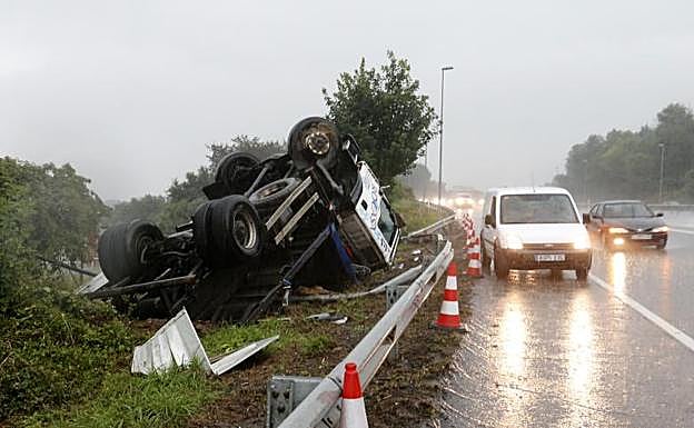 Camión volcado a pocos kilómetros de los túneles de La Bolgachina.