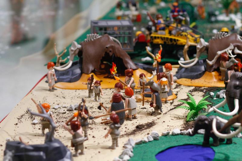 El centro comrecial inaugura una exposición de seis dioramas de las populares figuras de acción que recrean escenas desde el camping al circo pasando por el Avilés del Niemeyer.