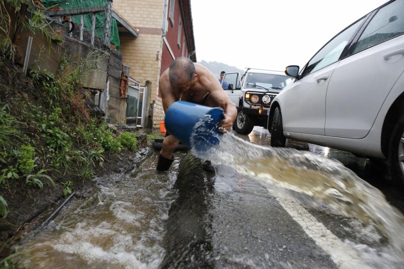 Calles y comercios anegados, argayos, casas incomunicadas e incluso accidentes de tráfico. Las intensas lluvias han dejado un reguero de daños en Asturias, sobre todo, en concejos como Oviedo, Siero y Mieres. En Llanes se han visto sorprendidos por un 'tornado'.
