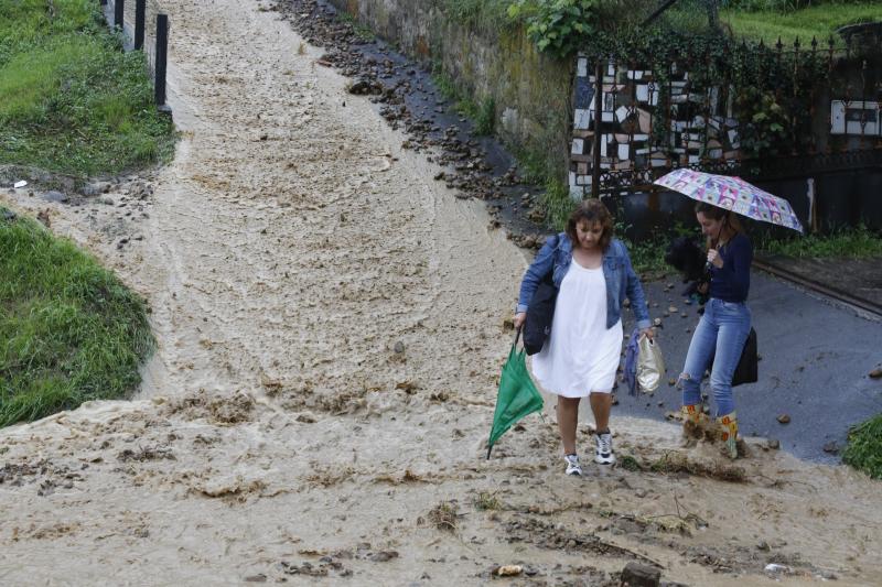 Calles y comercios anegados, argayos, casas incomunicadas e incluso accidentes de tráfico. Las intensas lluvias han dejado un reguero de daños en Asturias, sobre todo, en concejos como Oviedo, Siero y Mieres. En Llanes se han visto sorprendidos por un 'tornado'.