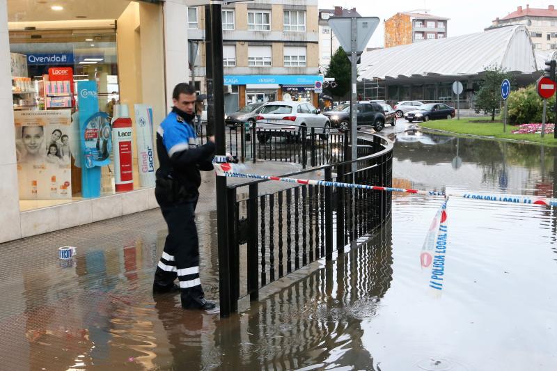 Calles y comercios anegados, argayos, casas incomunicadas e incluso accidentes de tráfico. Las intensas lluvias han dejado un reguero de daños en Asturias, sobre todo, en concejos como Oviedo, Siero y Mieres. En Llanes se han visto sorprendidos por un 'tornado'.
