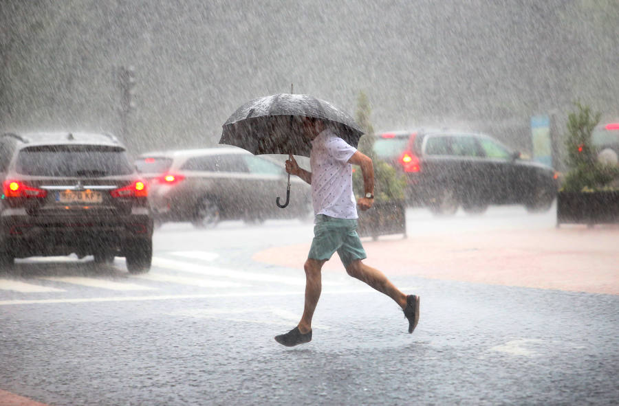 Calles y comercios anegados, argayos, casas incomunicadas e incluso accidentes de tráfico. Las intensas lluvias han dejado un reguero de daños en Asturias, sobre todo, en concejos como Oviedo, Siero y Mieres. En Llanes se han visto sorprendidos por un 'tornado'.