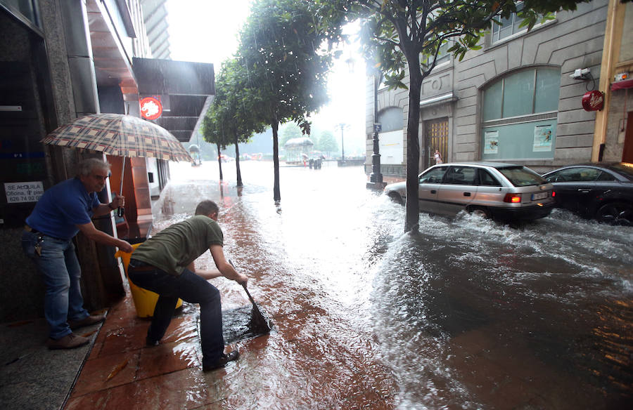 Calles y comercios anegados, argayos, casas incomunicadas e incluso accidentes de tráfico. Las intensas lluvias han dejado un reguero de daños en Asturias, sobre todo, en concejos como Oviedo, Siero y Mieres. En Llanes se han visto sorprendidos por un 'tornado'.