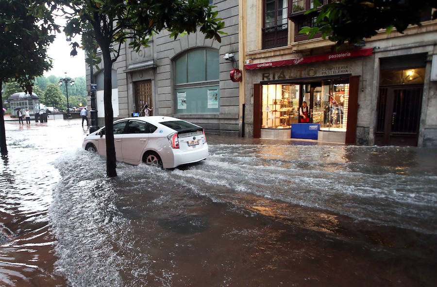 Calles y comercios anegados, argayos, casas incomunicadas e incluso accidentes de tráfico. Las intensas lluvias han dejado un reguero de daños en Asturias, sobre todo, en concejos como Oviedo, Siero y Mieres. En Llanes se han visto sorprendidos por un 'tornado'.