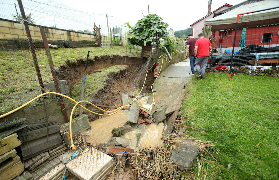 Calles y comercios anegados, argayos, casas incomunicadas e incluso accidentes de tráfico. Las intensas lluvias han dejado un reguero de daños en Asturias, sobre todo, en concejos como Oviedo, Siero y Mieres. En Llanes se han visto sorprendidos por un 'tornado'.