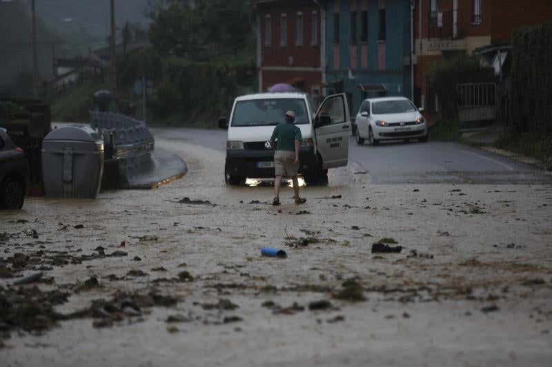 Las intensas lluvias de este miércoles han provocado varios argayos en Mieres. Uno de ellos ha dejado incomunicado el pueblo de Rioturbio.