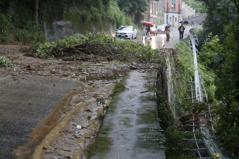 Las intensas lluvias de este miércoles han provocado varios argayos en Mieres. Uno de ellos ha dejado incomunicado el pueblo de Rioturbio.