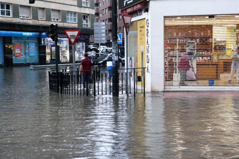 La Pola de Siero es otro de los puntos más afectados por la intensa tromba de agua de este miércoles. El centro de la villa ha quedado completamente anegado, afectando a numerosos comercios y generando complicaciones en el tráfico.