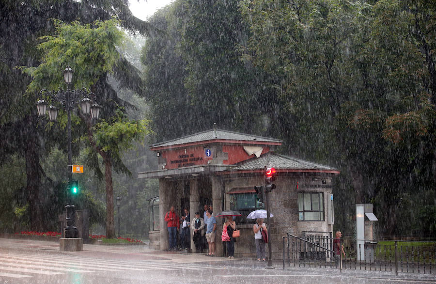 Otra gran tromba de agua ha vuelto a causar inundaciones en Oviedo, que han anegado comercios y han provocado complicaciones circulatorias. Las zonas más afectadas, al igual que en tormentas anteriores, han sido las de Palais, en la rotonda en la que está ubicada una residencia de ancianos, y la zona oeste de la ciudad. 