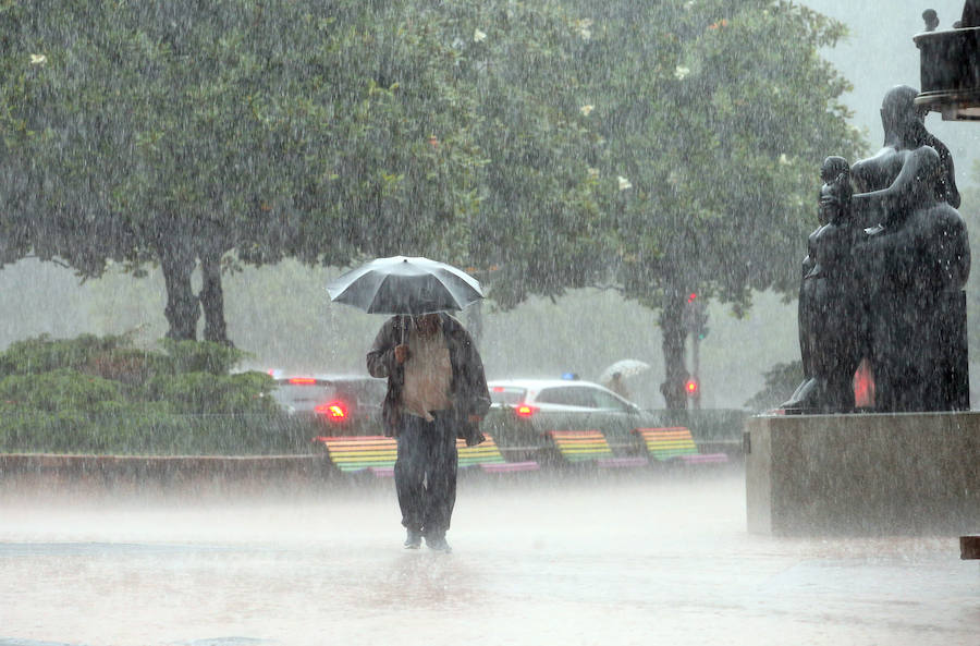 Otra gran tromba de agua ha vuelto a causar inundaciones en Oviedo, que han anegado comercios y han provocado complicaciones circulatorias. Las zonas más afectadas, al igual que en tormentas anteriores, han sido las de Palais, en la rotonda en la que está ubicada una residencia de ancianos, y la zona oeste de la ciudad. 