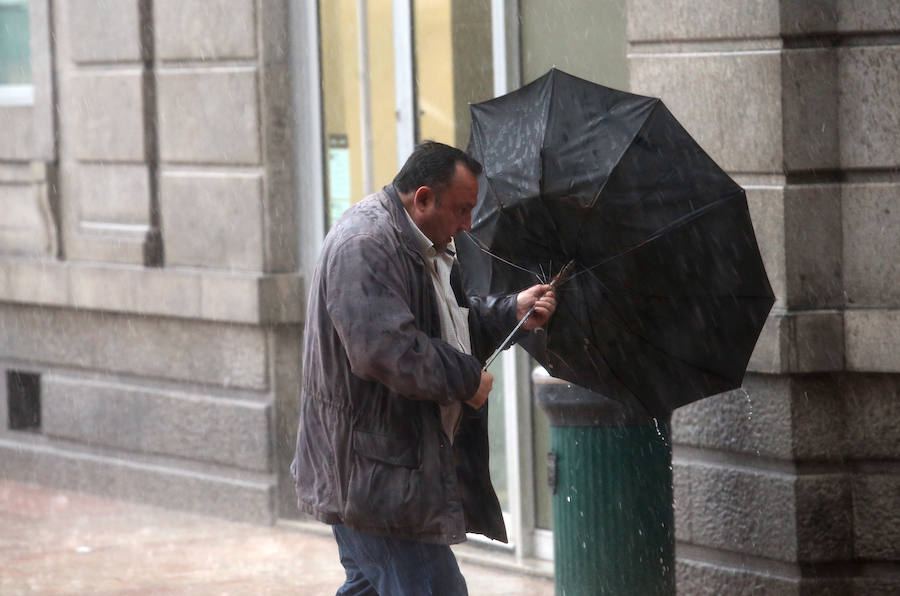 Otra gran tromba de agua ha vuelto a causar inundaciones en Oviedo, que han anegado comercios y han provocado complicaciones circulatorias. Las zonas más afectadas, al igual que en tormentas anteriores, han sido las de Palais, en la rotonda en la que está ubicada una residencia de ancianos, y la zona oeste de la ciudad. 