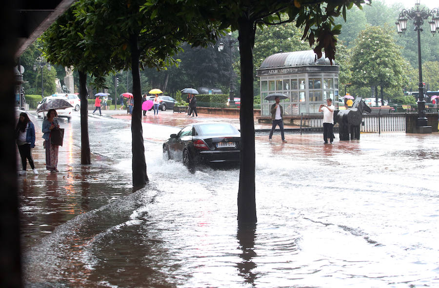Otra gran tromba de agua ha vuelto a causar inundaciones en Oviedo, que han anegado comercios y han provocado complicaciones circulatorias. Las zonas más afectadas, al igual que en tormentas anteriores, han sido las de Palais, en la rotonda en la que está ubicada una residencia de ancianos, y la zona oeste de la ciudad. 
