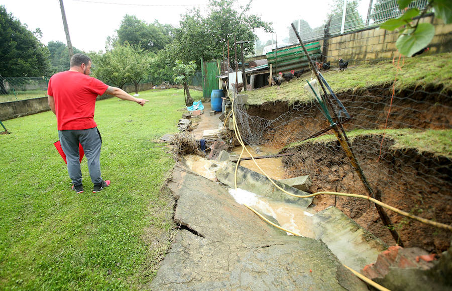 Otra gran tromba de agua ha causado inundaciones en Oviedo, anegando comercios y provocando complicaciones circulatorias. Las zonas más afectadas, al igual que en tormentas anteriores, han sido las de Palais, en la rotonda en la que está ubicada una residencia de ancianos, y la zona oeste de la ciudad. También se cuentan crecidas y argayos, como los que afectan a Ponteo o el que corta el acceso a la parte alta de Puerto, en Las Caldas.