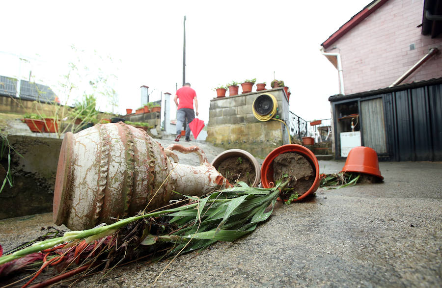 Otra gran tromba de agua ha causado inundaciones en Oviedo, anegando comercios y provocando complicaciones circulatorias. Las zonas más afectadas, al igual que en tormentas anteriores, han sido las de Palais, en la rotonda en la que está ubicada una residencia de ancianos, y la zona oeste de la ciudad. También se cuentan crecidas y argayos, como los que afectan a Ponteo o el que corta el acceso a la parte alta de Puerto, en Las Caldas.