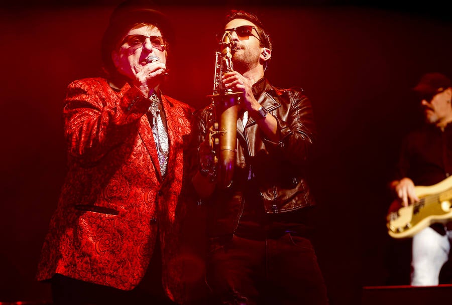 Un eterno Javier Gurruchaga y su banda ofrecieron un concierto en Gijón «para los que están de vacaciones» y también en tono de denuncia.