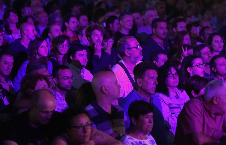 Un eterno Javier Gurruchaga y su banda ofrecieron un concierto en Gijón «para los que están de vacaciones» y también en tono de denuncia.