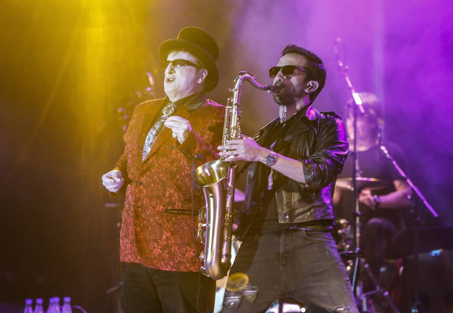 Un eterno Javier Gurruchaga y su banda ofrecieron un concierto en Gijón «para los que están de vacaciones» y también en tono de denuncia.