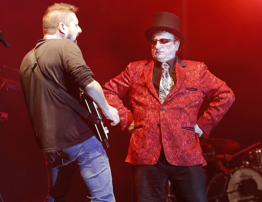 Un eterno Javier Gurruchaga y su banda ofrecieron un concierto en Gijón «para los que están de vacaciones» y también en tono de denuncia.