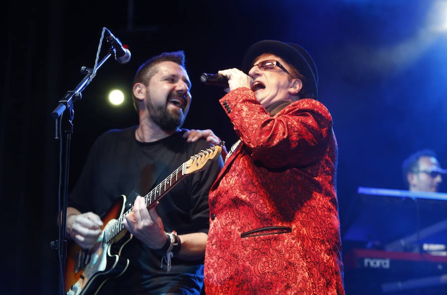 Un eterno Javier Gurruchaga y su banda ofrecieron un concierto en Gijón «para los que están de vacaciones» y también en tono de denuncia.