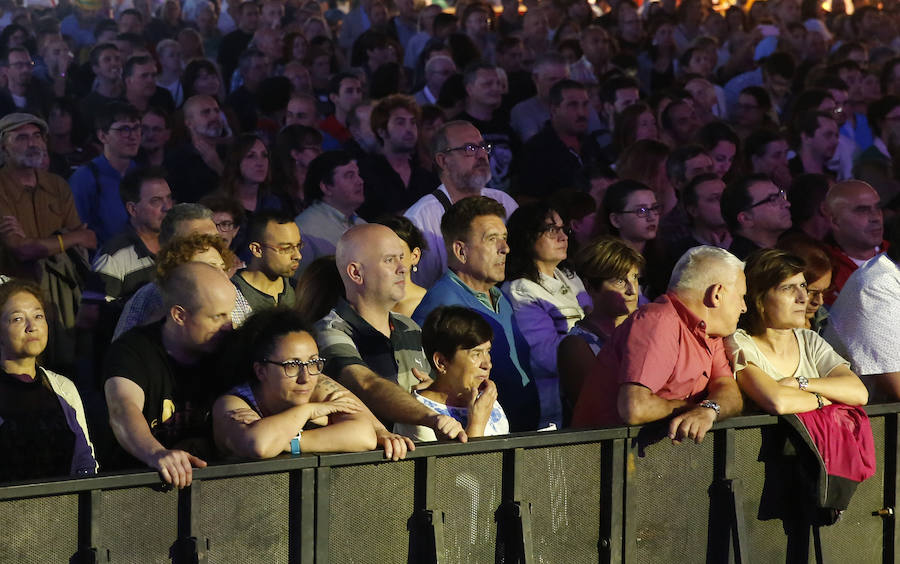 Un eterno Javier Gurruchaga y su banda ofrecieron un concierto en Gijón «para los que están de vacaciones» y también en tono de denuncia.