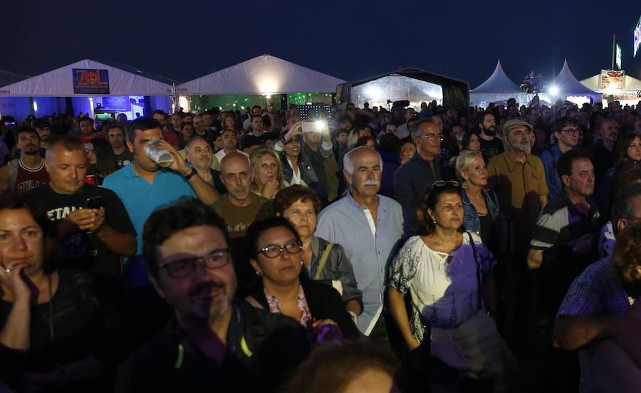 Un eterno Javier Gurruchaga y su banda ofrecieron un concierto en Gijón «para los que están de vacaciones» y también en tono de denuncia.