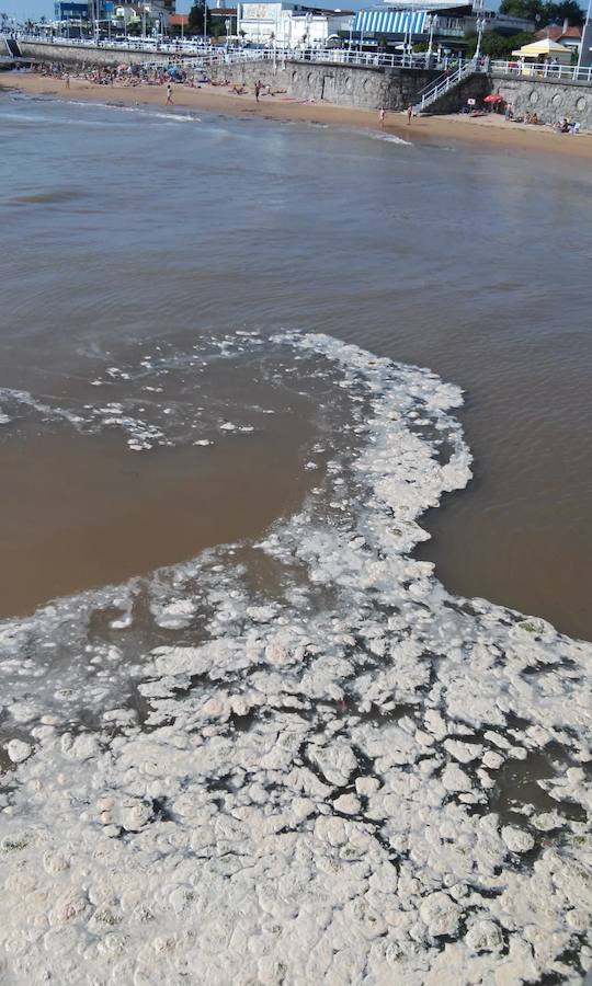 Fotos: El río Piles de Gijón, marrón y con espuma tras las tormentas