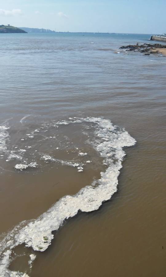 Fotos: El río Piles de Gijón, marrón y con espuma tras las tormentas