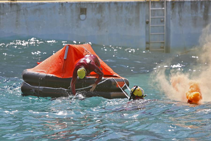 Fotos: Pruebas de acceso para la tripulación de helicóptero de Salvamento Marítimo