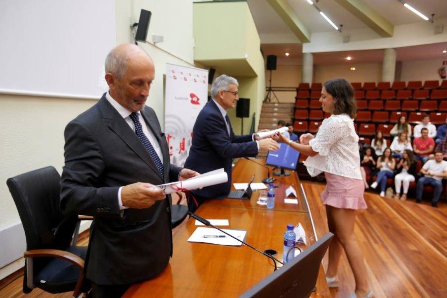 Los 175 alumnos de la Universidad de Oviedo que participaron el becas de la Fundación EDP han recibido los diplomas acreditativos de su formación en la compañía energética que comenzaron en octubre y que algunos disfrutarán durante un año.