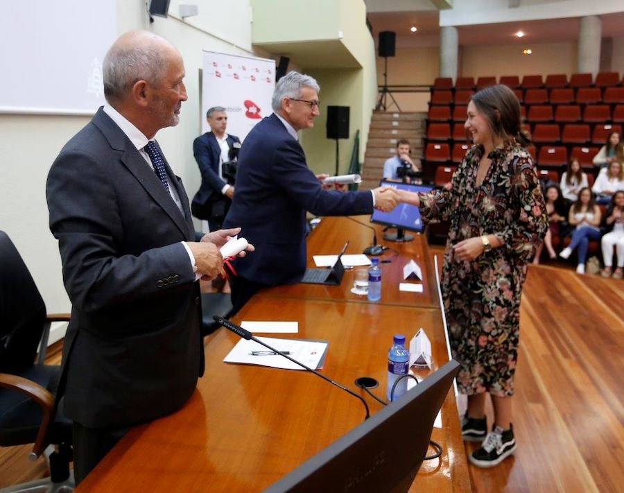 Los 175 alumnos de la Universidad de Oviedo que participaron el becas de la Fundación EDP han recibido los diplomas acreditativos de su formación en la compañía energética que comenzaron en octubre y que algunos disfrutarán durante un año.