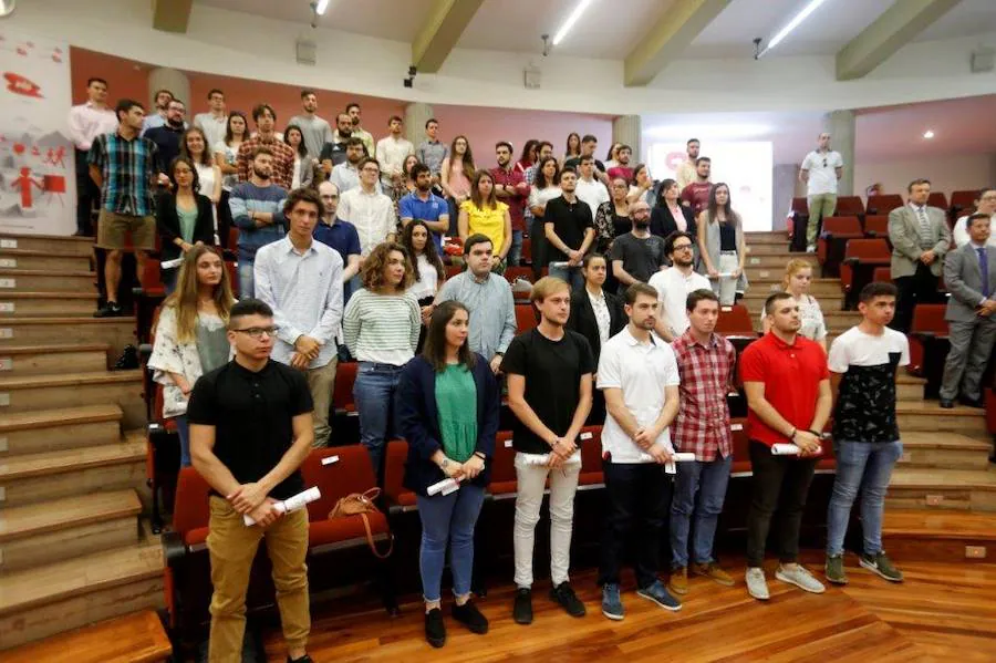Los 175 alumnos de la Universidad de Oviedo que participaron el becas de la Fundación EDP han recibido los diplomas acreditativos de su formación en la compañía energética que comenzaron en octubre y que algunos disfrutarán durante un año.