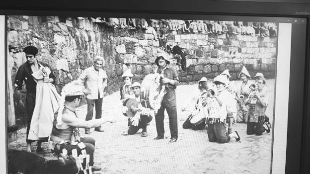 Foto de 1965 de los albores de la charanga de Pepe el Chelo en una corrida de toros en el puerto local. 