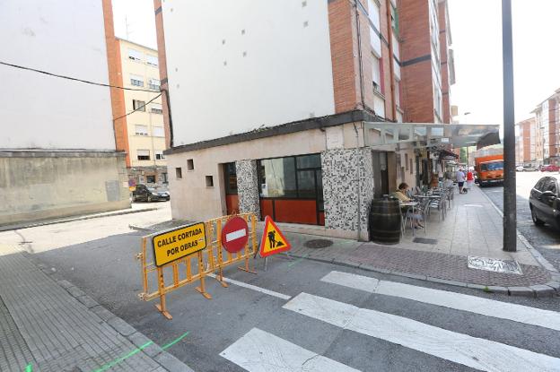 La calle cortada al tráfico y tiene prohibido el estacionamiento mientras duren las obras. 