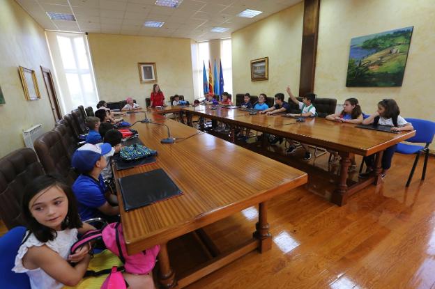 Los niños visitaron el Ayuntamiento junto a Rocío Martínez. :: MARIETA