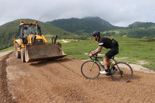 Un ciclista pasa por la zona de meta que el Ayuntamiento está habilitando con zahorra. 