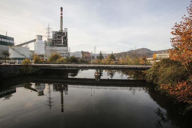 La central térmica de Lada, que Iberdrola ha anunciado que pretende cerrar. 