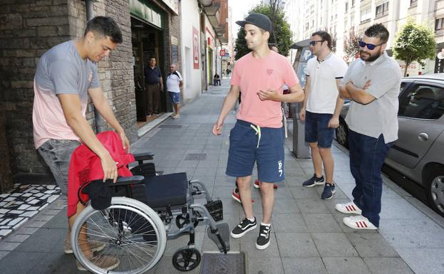 Un amigo retira la silla de ruedas después de que Germán pidiera salir de pie en las fotos. 