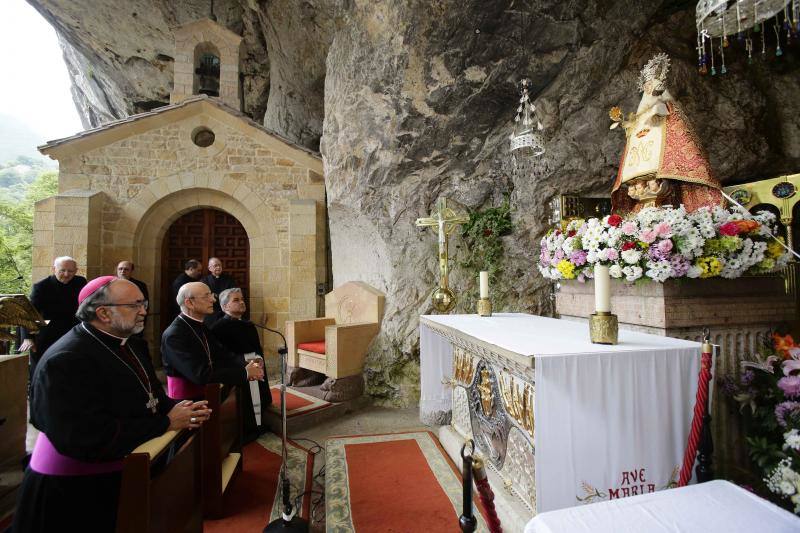 El prelado Fernado Ocáriz oficia una misa ante más de 700 personas en el Real Sitio para conmemorar el centenario