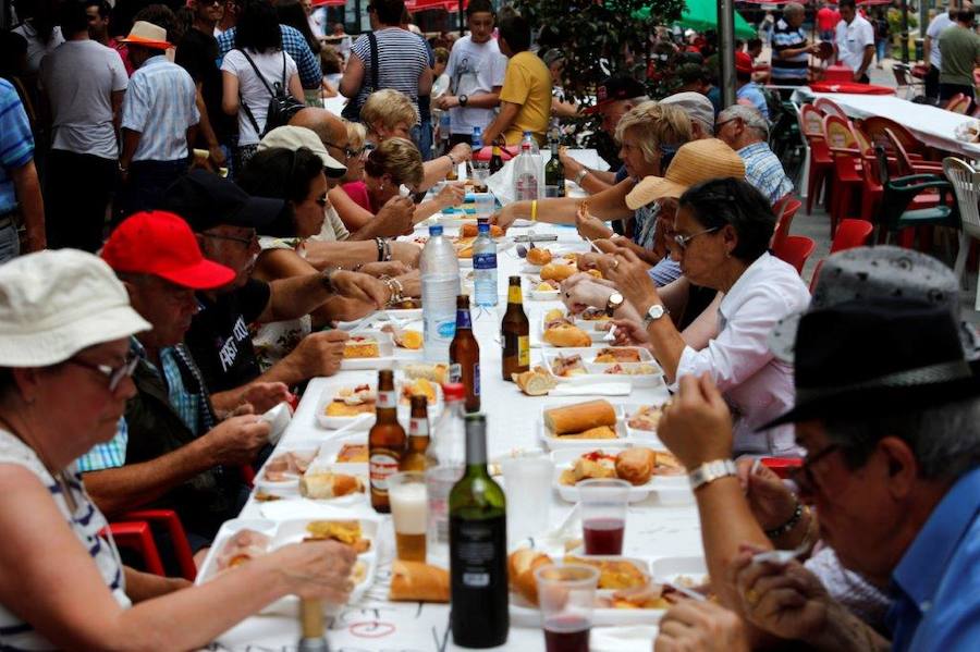 Más de 2.000 vecinos celebran Santa Ana con la segunda edición de la comida en la calle.