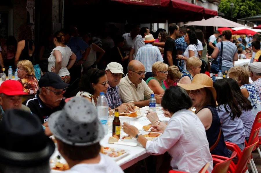 Más de 2.000 vecinos celebran Santa Ana con la segunda edición de la comida en la calle.