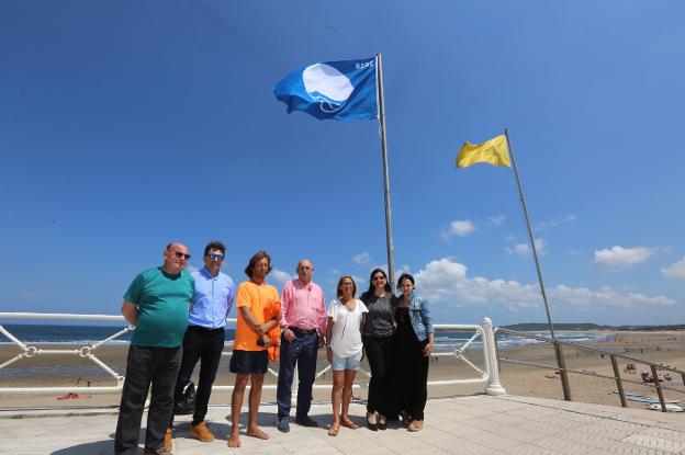 La alcaldesa, Yasmina Triguero, concejales de los diferentes grupos y Marcos Rodríguez en Salinas. 