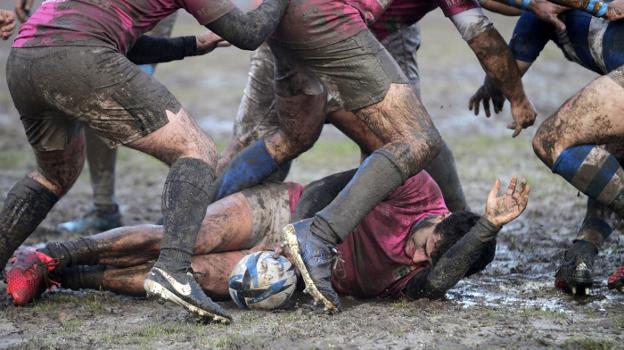 Un partido del XV del Oso sobre el deteriorado campo de rugby del Narannco. 