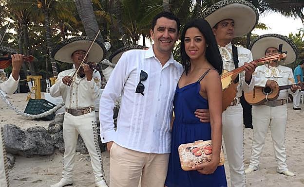 Iván Diego Fernández con su mujer, Ana Cristina Rodríguez, en la playa rodeados de mariachis.