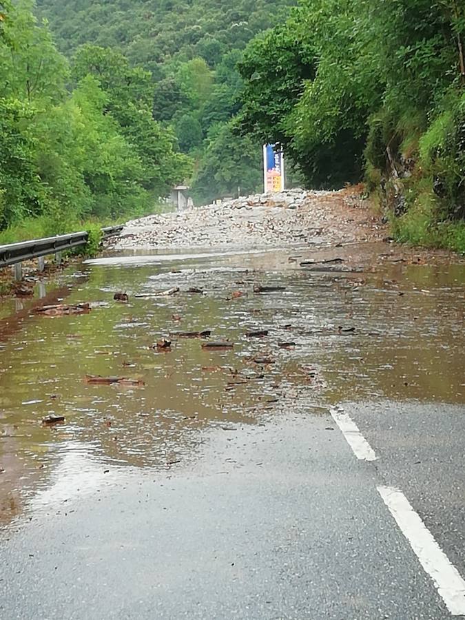 El desprendimiento del Oriente se produjo esta tarde en las inmediaciones de la gasolinera de Arenas y corta la AS-114 que une el concejo con Panes. En Grado, permanece cortada la AS-311