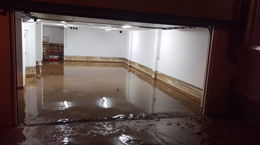 El desprendimiento del Oriente se produjo esta tarde en las inmediaciones de la gasolinera de Arenas y corta la AS-114 que une el concejo con Panes. En Grado, permanece cortada la AS-311